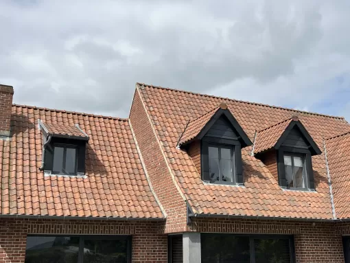 Habillage chien assis en zinc noir et bardage cédral à Socx par Menuiserie Casseloise, Hazebrouck, Menuiserie Casseloise