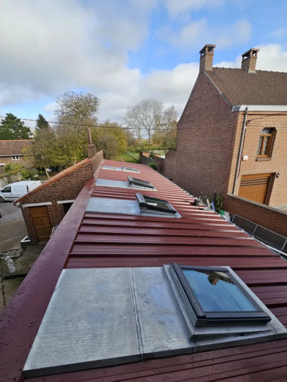 Réalisation d'une toiture bac acier avec isolation de 100mm, installation de VELUX et réalisation de costières en zinc. , Hazebrouck, Menuiserie Casseloise