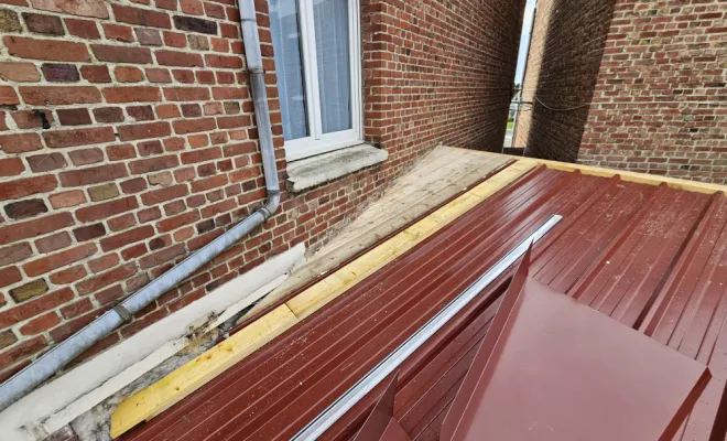 Nouveau chantier : Toiture bac acier, VELUX, volets solaires, gouttière et sa descente en zinc., Hazebrouck, Menuiserie Casseloise