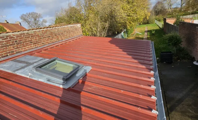 Nouveau chantier : Toiture bac acier, VELUX, volets solaires, gouttière et sa descente en zinc., Hazebrouck, Menuiserie Casseloise