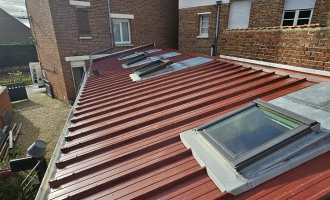 Nouveau chantier : Toiture bac acier, VELUX, volets solaires, gouttière et sa descente en zinc., Hazebrouck, Menuiserie Casseloise