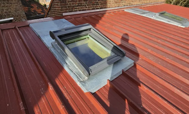 Réalisation d'une toiture bac acier avec isolation de 100mm, installation de VELUX et réalisation de costières en zinc. , Hazebrouck, Menuiserie Casseloise