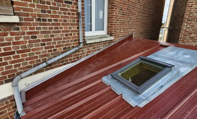 Réalisation d'une toiture bac acier avec isolation de 100mm, installation de VELUX et réalisation de costières en zinc. , Hazebrouck, Menuiserie Casseloise